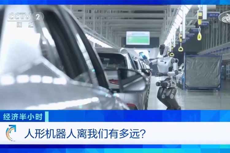 中央电视台《经济半小时》栏目对太阳成tyc机器人的专题报道
